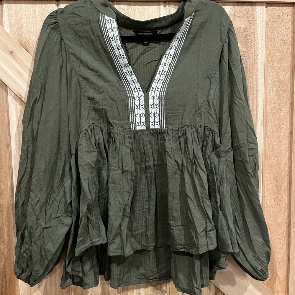 Banana Republic Dark Green Blouse with White Embroidery